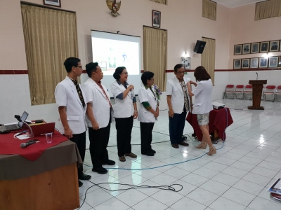 Komitmen civitas Hospitalia RS Bethesda Yogyakarta menjalankan & membudayakan manajemen lean ditandai dengan penyematan pin secara simbolis dari Tim manajemen lean kepada Direktur dan Wakil Direktur 